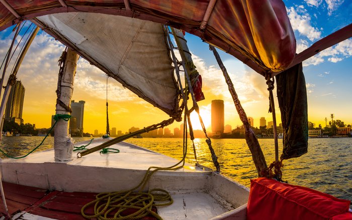 Segelschiff bei Sonnenuntergang in Felluca, Aegypten Segelschiff bei Sonnenuntergang in Felluca, Aegypten