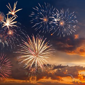 prachtvolles Höhenfeuerwerk prachtvolles Höhenfeuerwerk