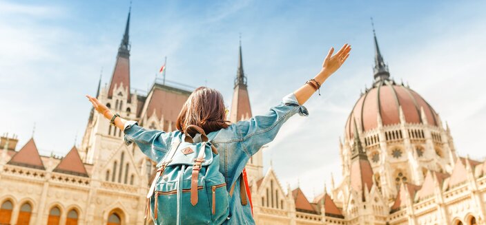 Adora -Frau vor Parlament in Budapest, Ungarn