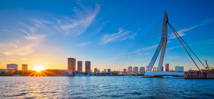 Alena -Die Rotterdamer Erasmus-Brücke im Abendlicht, Niederlande