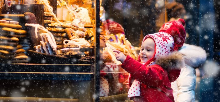 Alena -kleines Kind auf einem Weihnachtsmarkt