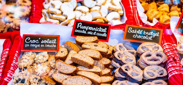 Alisa -Gebaeck auf dem Weihnachtsmarkt, Frankreich