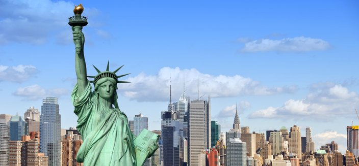 Amadea -Die Freiheitsstatue mit der Skyline New Yorks im Hintergrund, USA