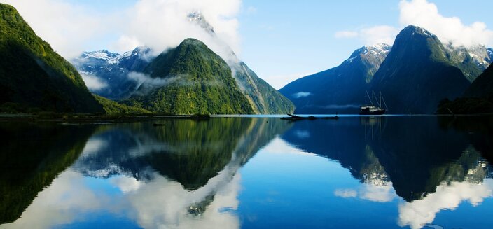 Amadea -Milford Sound bei klarer Sicht, Neuseeland