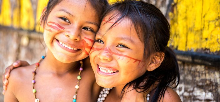 Amazon Clipper Premium -Kinder mit traditioneller Bemalung aus dem Amazonasgebiet