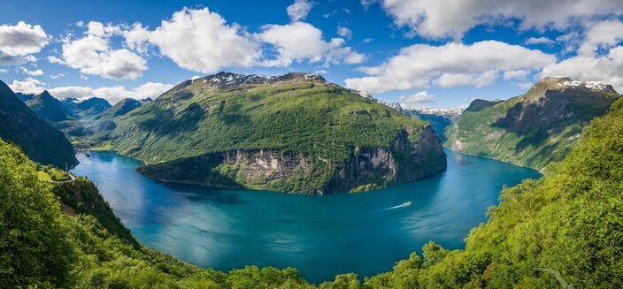 Amera -Gigantische Aussicht vom Flydalsjuvet in Geiranger, Norwegen