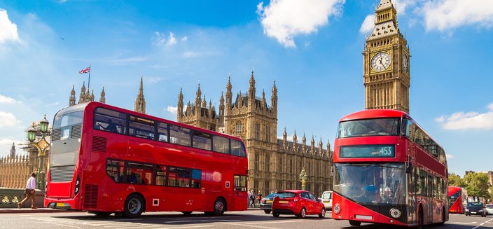 Amera -Typische Doppeldeckerbusse vor der Sehenswuerdigkeit Big Ben in London, England