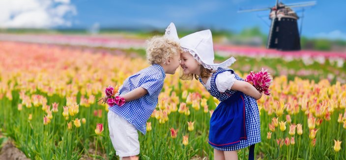 Amina -Kinder auf einem Tulpenfeld in den Niederlanden