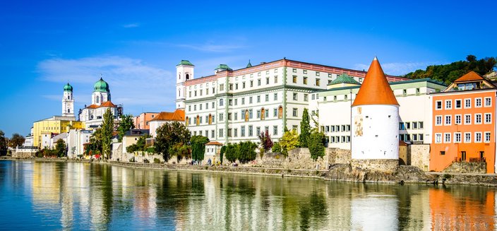 Andrea -Haeuser am Ufer von Passau, Deutschland