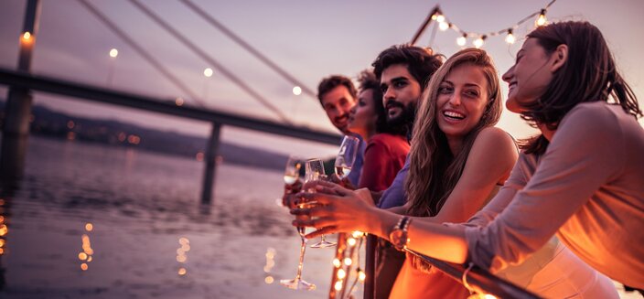 Andrea -Junge Leute feiern auf einem Flusskreuzfahrtschiff, Deutschland