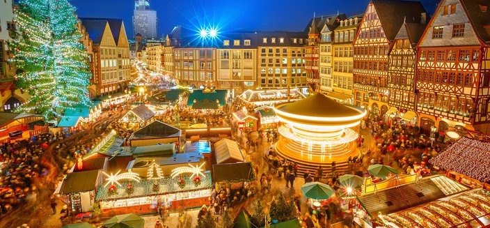 Anesha -Der Weihnachtsmarkt in Frankfurt hell beleuchtet, Deutschland