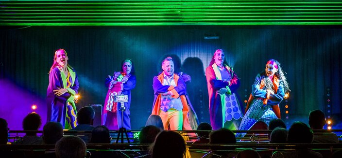 Anesha -Show-Programm im Kaisersaal, MS Deutschland