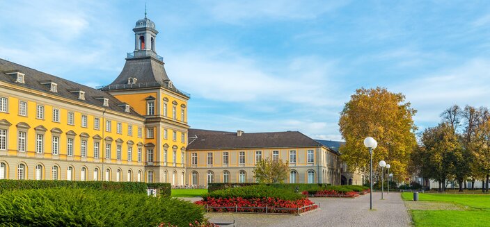 Annika -Hauptgeb&auml;ude und Hofgarten der Universit&auml;t Bonn, Deutschland