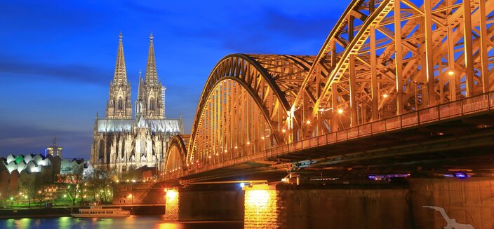 Annika -Hohenzollernbrücke und der Kölner Dom bei Nacht, Deutschland