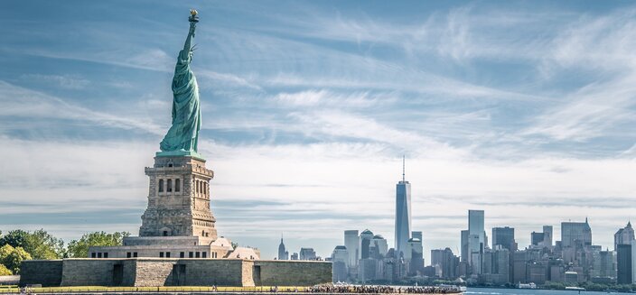 Artania -Die Freiheitsstatue mit der Skyline New Yorks im Hintergrund, USA