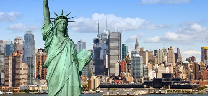 Artania -Die Freiheitsstatue mit der Skyline New Yorks im Hintergrund, USA