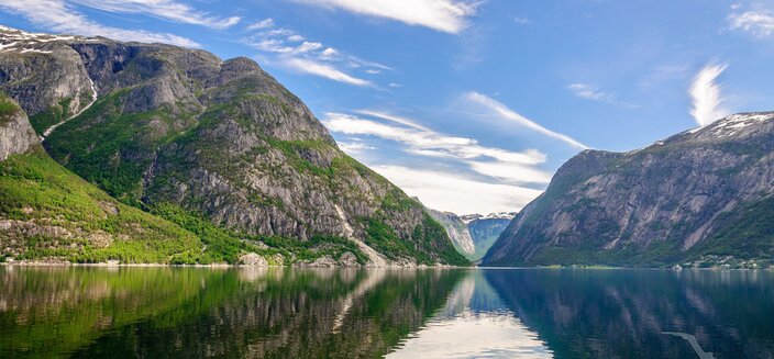 Artania -Spiegelbild der Natur im Hardangerfjord, Norwegen