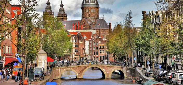 Aurelia -Gracht mit Kirche in Amsterdam, Niederlande