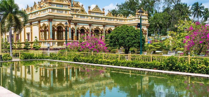 Lan Diep -Vinh Trang Pagode in My Tho, Vietnam