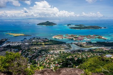Panoramablick über die Bucht von Victoria, Mahé, Seychellen