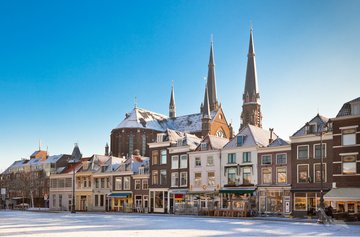 Der Marktplatz von Delft im Winter, Niederlande