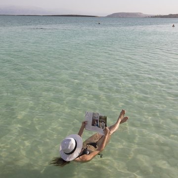 Der hohe Salzgehalt des Toten Meers trägt Schwimmer an der Oberfläche
