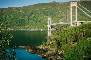 Brücke nach Skjomen durch norwegische Berge, Norwegen