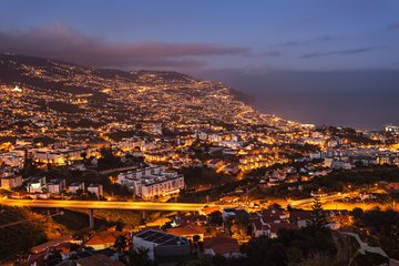 Stadt Funchal bei Nacht, Madeira, Portugal