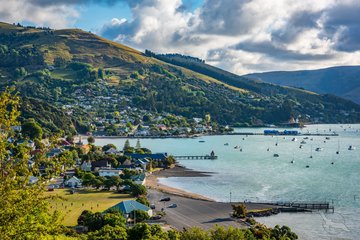 Blick auf die Küste von Akaroa, Neuseeland