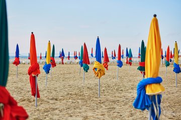 Bunte Sonnenschirme am Strand von Deauville, Frankreich