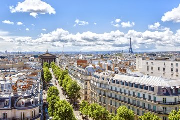 Blick über die Dächer von Paris mit St. Mary Magdalene Kirche, Frankreich