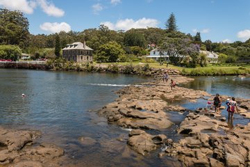 Steine im Kerikeri Fluss, Neuseeland