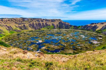 Krater des Rano Kau Vulkans auf der Osterinsel, Chile