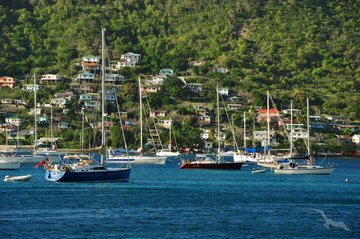 Blick auf die Bucht und den Hafen von Bequia, St. Vincent und die Grenadinen