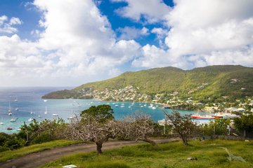 Blick auf die Bucht und den Hafen von Bequia, St. Vincent und die Grenadinen