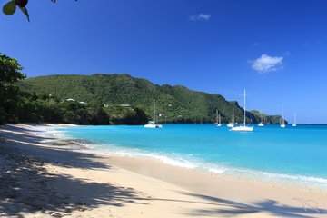 Strand der Insel Bequia des vincentischen Teils der Grenadinen und Saint Vincent, Karibik