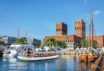 Blick auf den Hafen und das Rathaus von Oslo, Norwegen