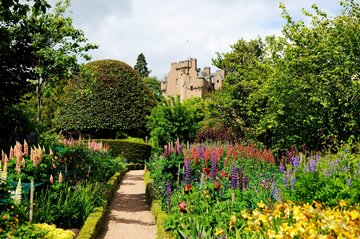 Das Crathes Castle umgeben von seinem Schlossgarten, Schottland