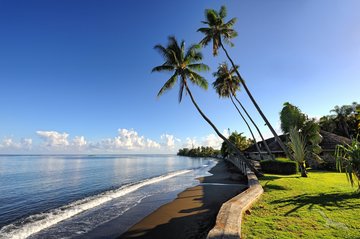 schwarzer Strand von Pirae auf Tahiti, Französisch Polynesien