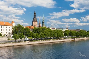 Blick auf den Fluss Düna und den Dom von Riga, Lettland