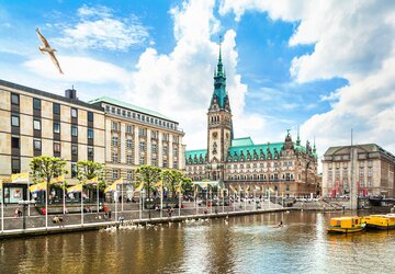 Das an der Alster gelegene Rathaus in Hamburg, Deutschland