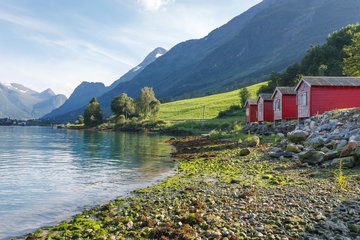 Traditionelle rote Holzhaeuser in Nordfjord, Norwegen