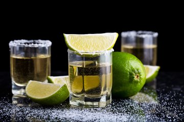 Tequila mit Limette und Salz