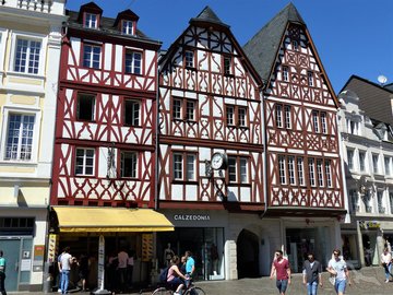 Häuserreihe auf dem Hauptmarkt von Trier, Deutschland