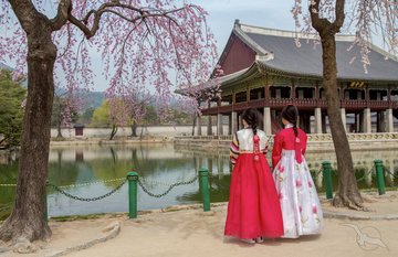 traditionell gekleidete Frauen in Seoul, Südkorea