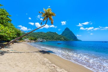 Bucht und Strand von Soufrière mit Blick auf die Landschaft, St. Lucia