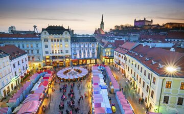 Luftaufnahme vom Weihnachtsmarkt in Bratislava, Slowakei