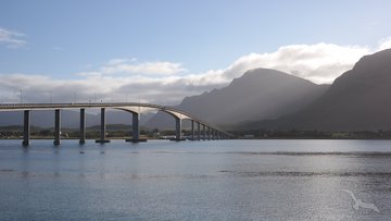 Freitragende Straßenbrücke in Sortland zwischen Langøya und Hinnøya, Norwegen