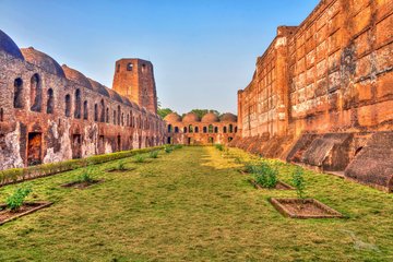 Innenhof der Katra Moschee in Murshidabad, Indien