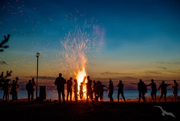 Lagerfeuer am Ufer des Rio Negro, Brasilien